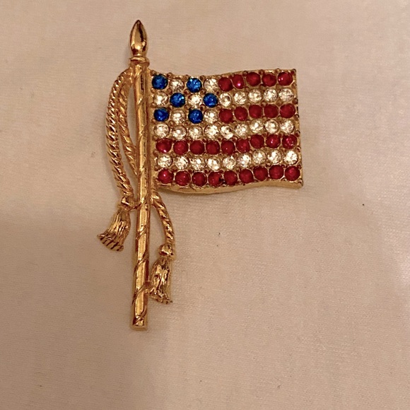 🍀Vintage Gold Tone American Flag Brooch with Red, White & Blue Rhinestones. - Picture 3 of 6